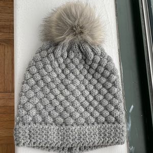 Trendy pom Pom hat